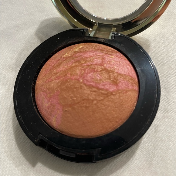 Milani Baked Blush in 03 Berry Amore, Rose Gold Baked Powder Blush Compact - Picture 4 of 4